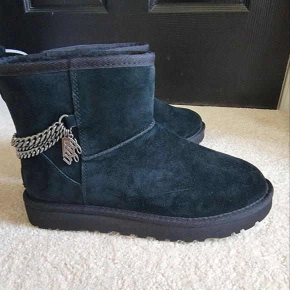 NEW! UGG Classic mini chains boot S/N 1123668 Size 7 women - Picture 1 of 7
